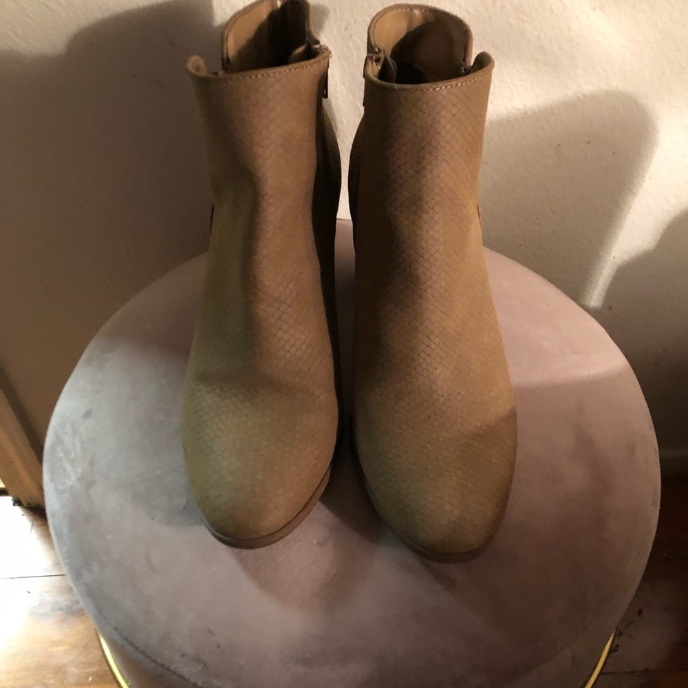Beautiful tan womens bootie size 11M very comfortable gently worn